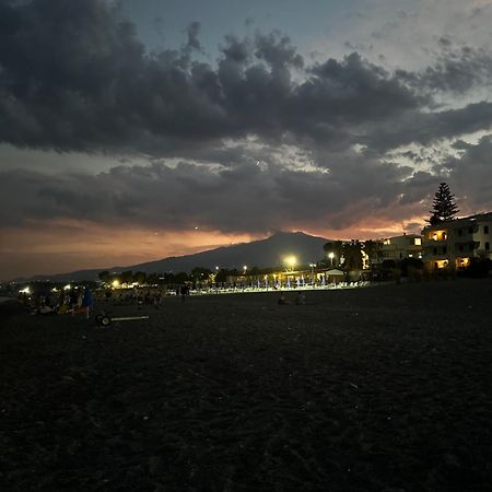 Appartamento I Puritani On The Beach Giardini Naxos Bagian luar foto