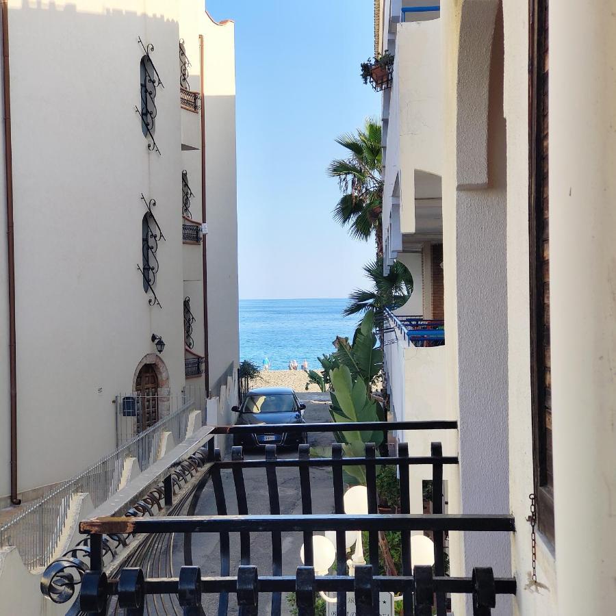 Appartamento I Puritani On The Beach Giardini Naxos Bagian luar foto