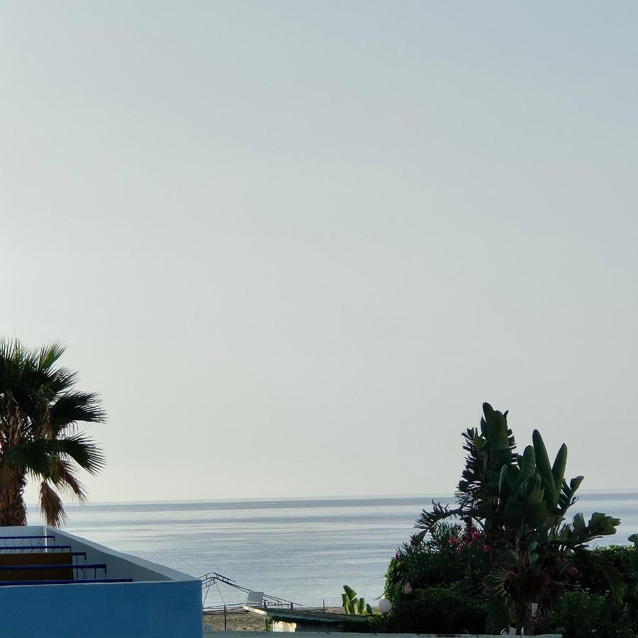 Appartamento I Puritani On The Beach Giardini Naxos Bagian luar foto