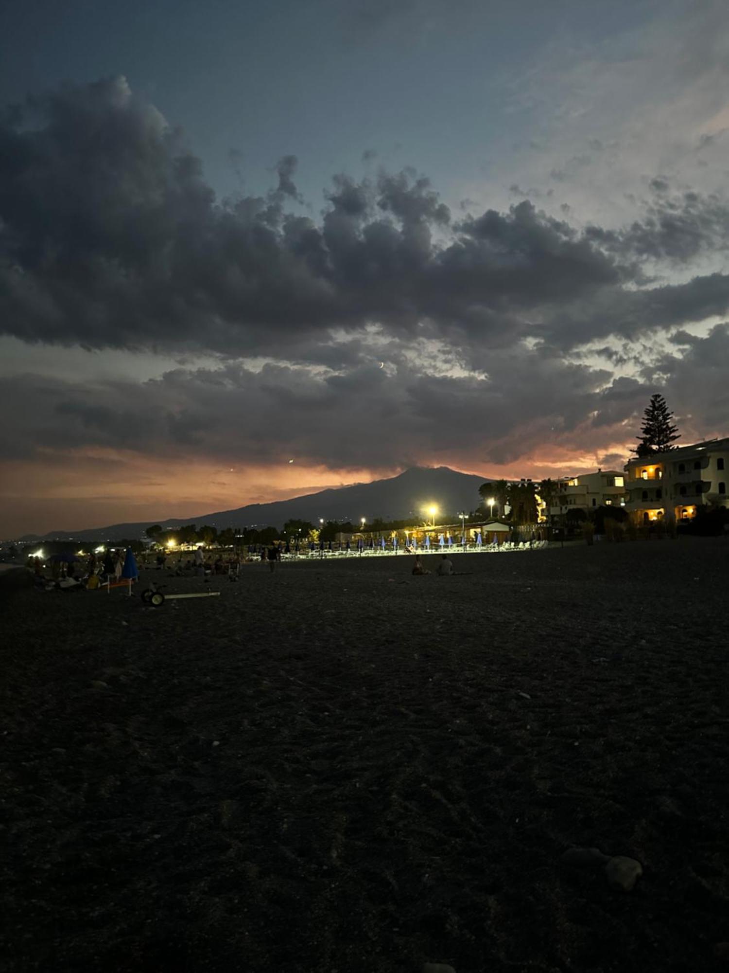 Appartamento I Puritani On The Beach Giardini Naxos Bagian luar foto