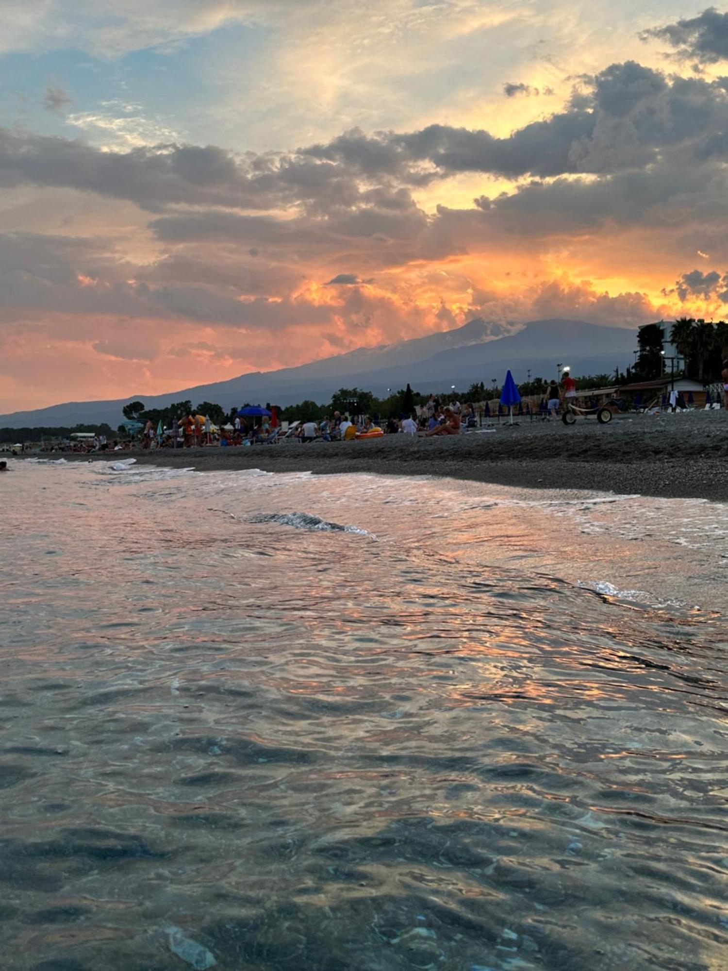 Appartamento I Puritani On The Beach Giardini Naxos Bagian luar foto