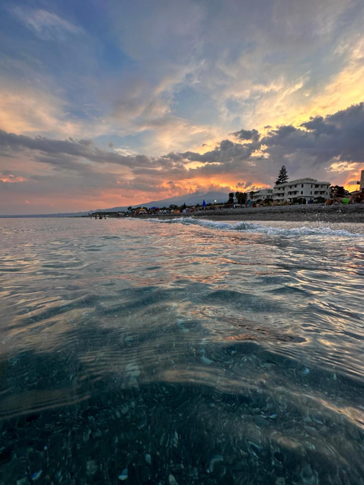 Appartamento I Puritani On The Beach Giardini Naxos Bagian luar foto