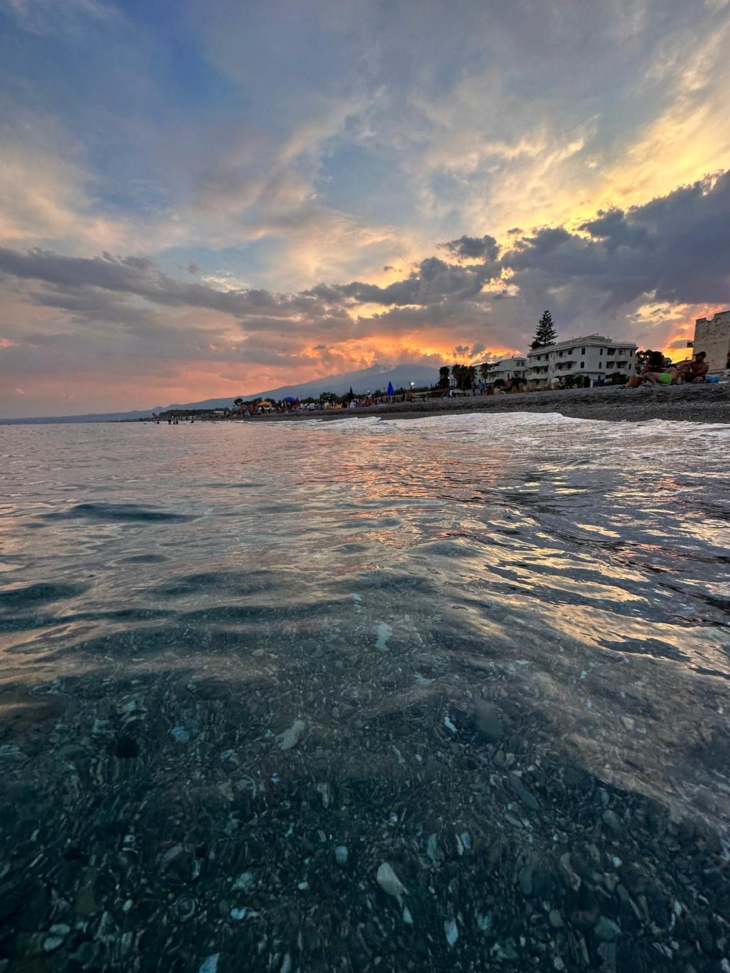 Appartamento I Puritani On The Beach Giardini Naxos Bagian luar foto