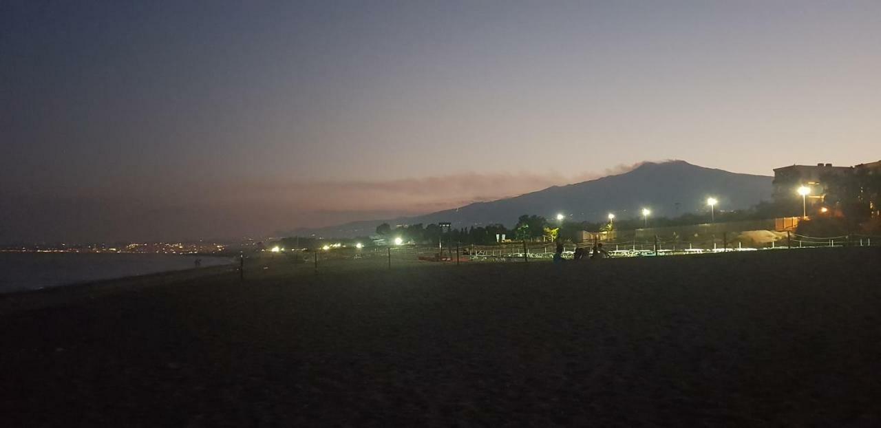 Appartamento I Puritani On The Beach Giardini Naxos Bagian luar foto