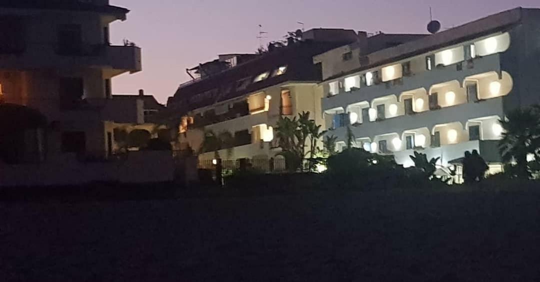 Appartamento I Puritani On The Beach Giardini Naxos Bagian luar foto