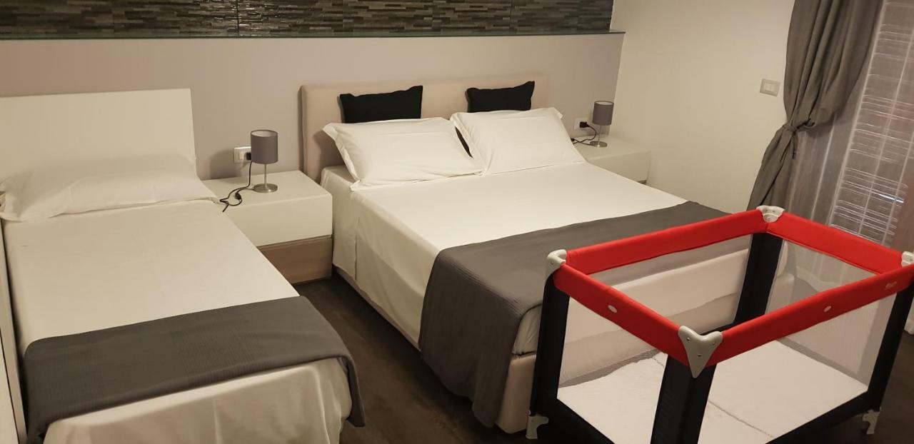 Appartamento I Puritani On The Beach Giardini Naxos Bagian luar foto