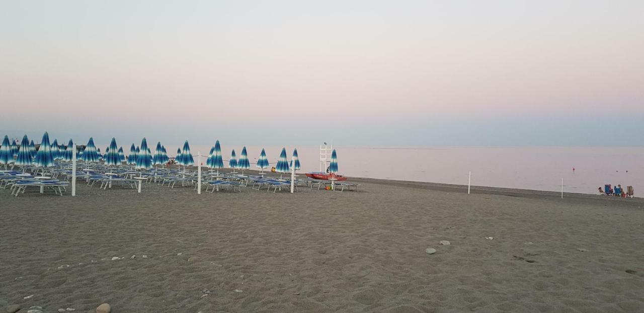 Appartamento I Puritani On The Beach Giardini Naxos Bagian luar foto