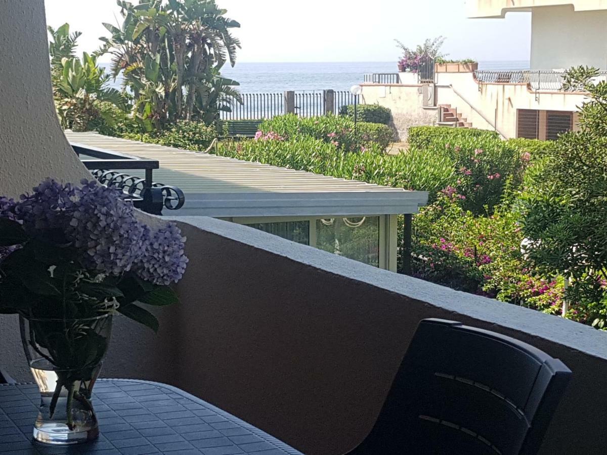 Appartamento I Puritani On The Beach Giardini Naxos Bagian luar foto