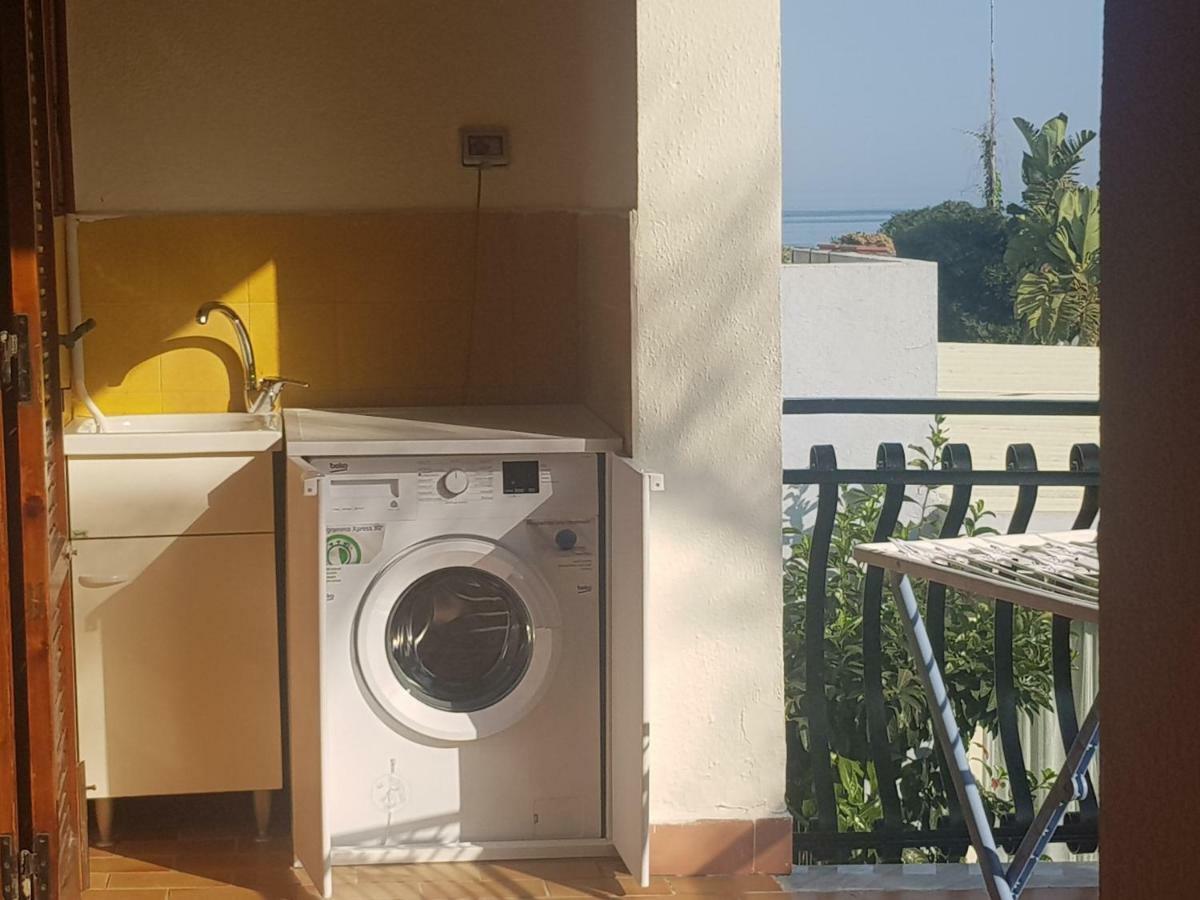 Appartamento I Puritani On The Beach Giardini Naxos Bagian luar foto