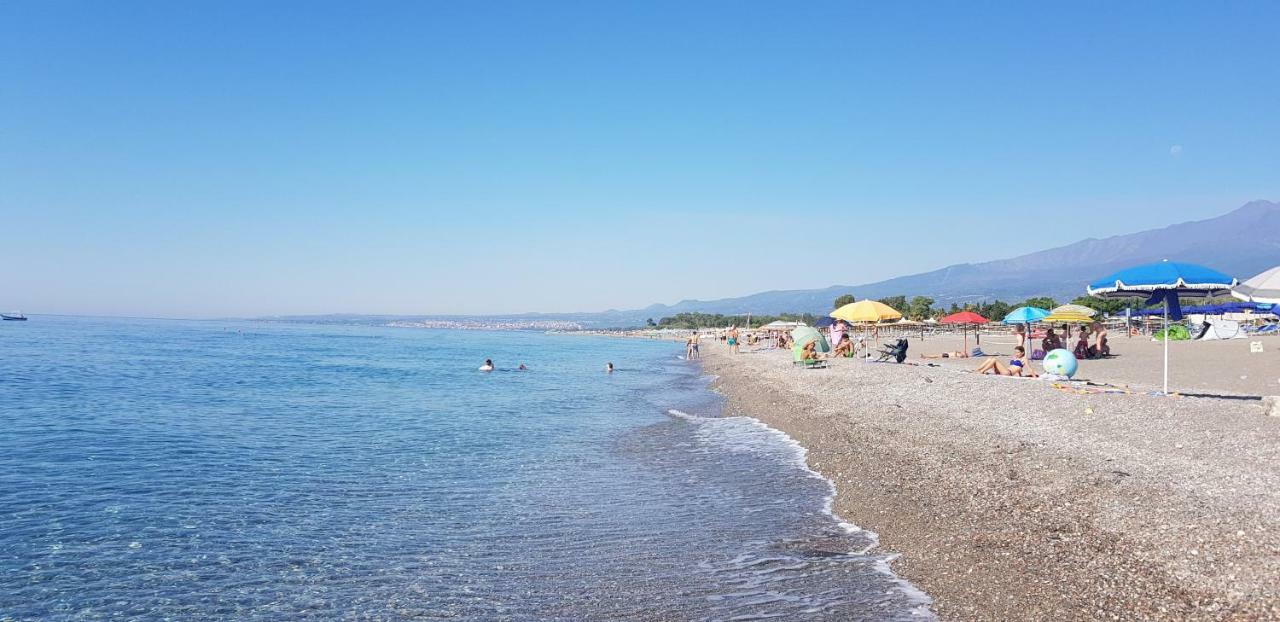 Appartamento I Puritani On The Beach Giardini Naxos Bagian luar foto
