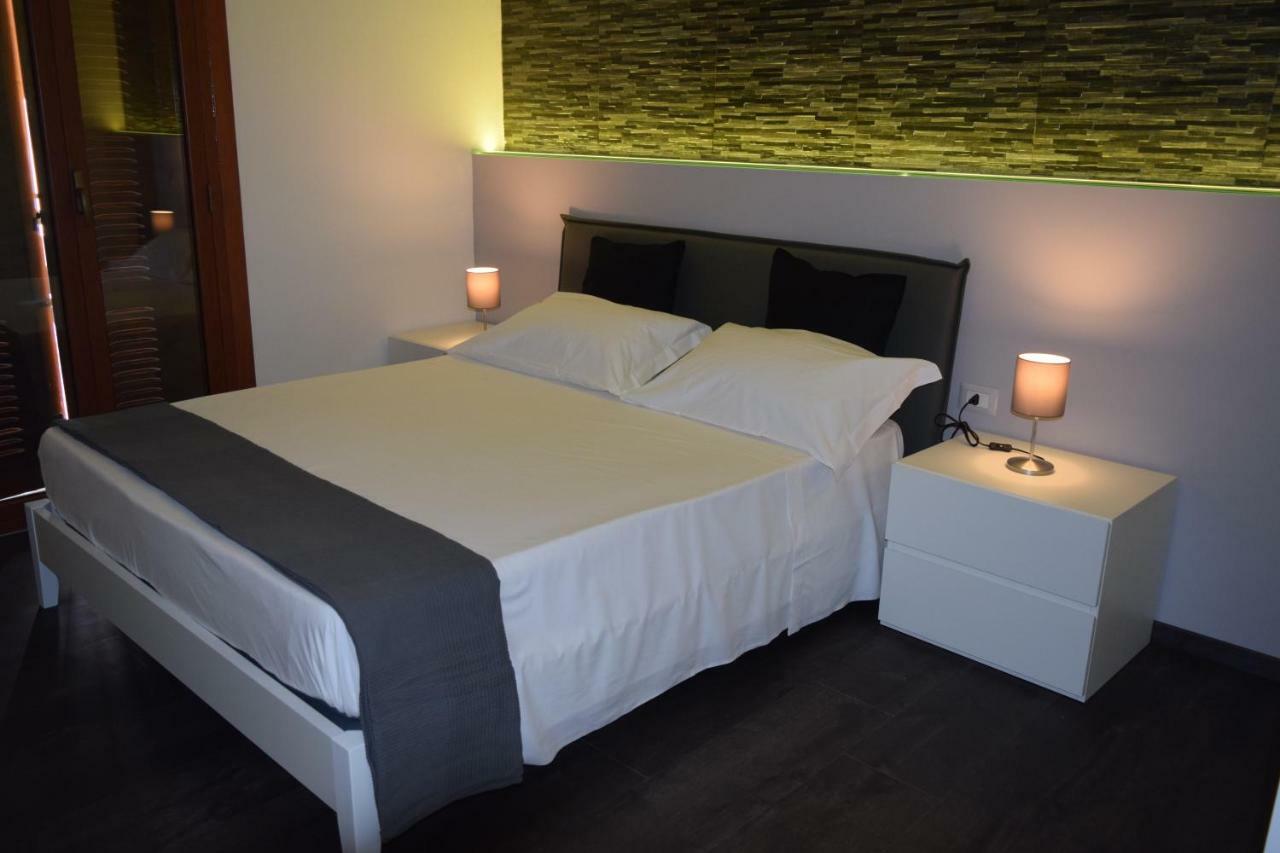 Appartamento I Puritani On The Beach Giardini Naxos Bagian luar foto