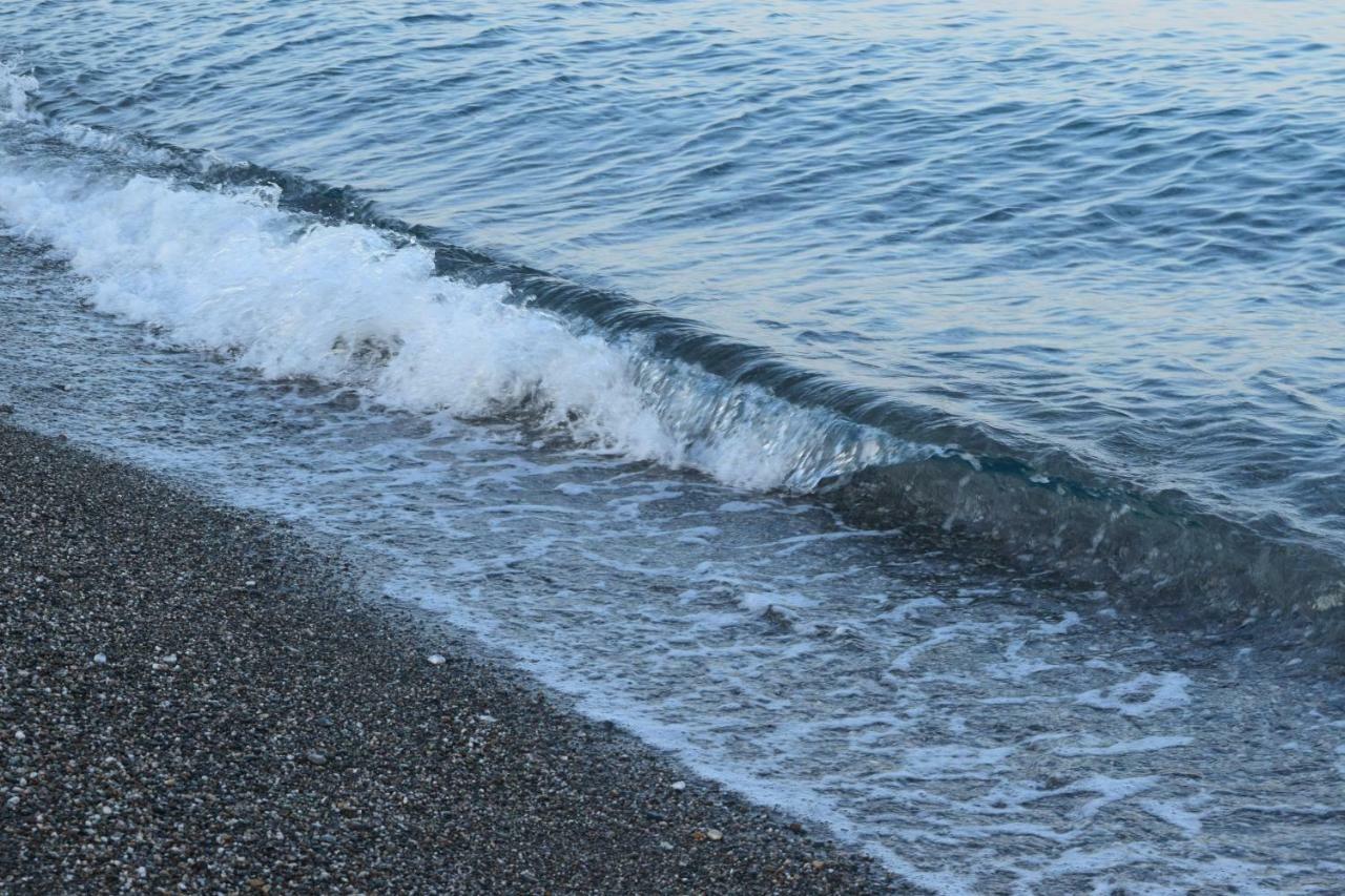 Appartamento I Puritani On The Beach Giardini Naxos Bagian luar foto